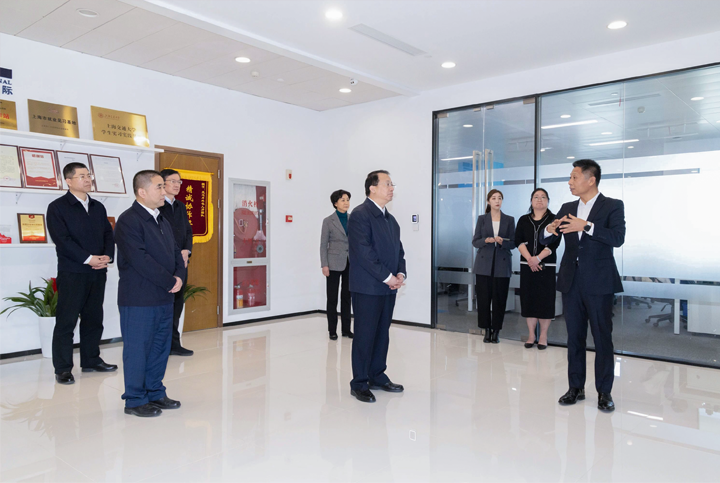 上海市长龚正一行察看AI知名人力资源服务公司G22恒峰集团国际的AI赋能人力资源数据动态分析平台